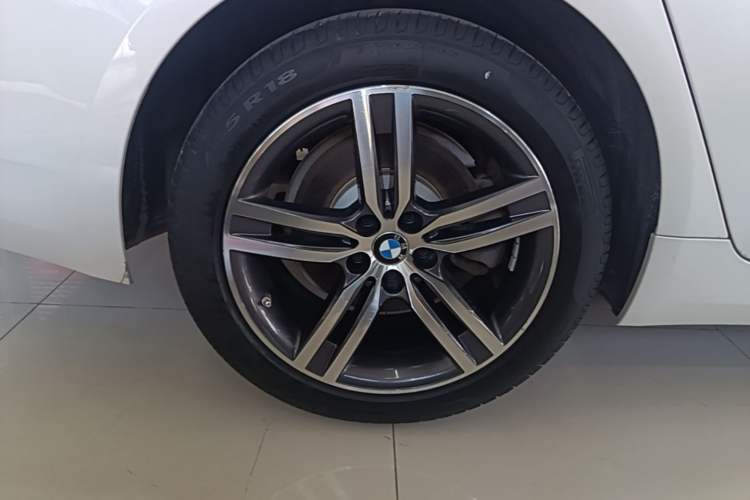 Used BMW 5 Series 2022 Updated 530Li Leading Edition Luxury Package Right Rear Wheel Hub