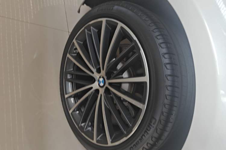Used BMW 5 Series 2022 Restyled 530Li Leading Edition M Sport Package Right Rear Wheel Hub