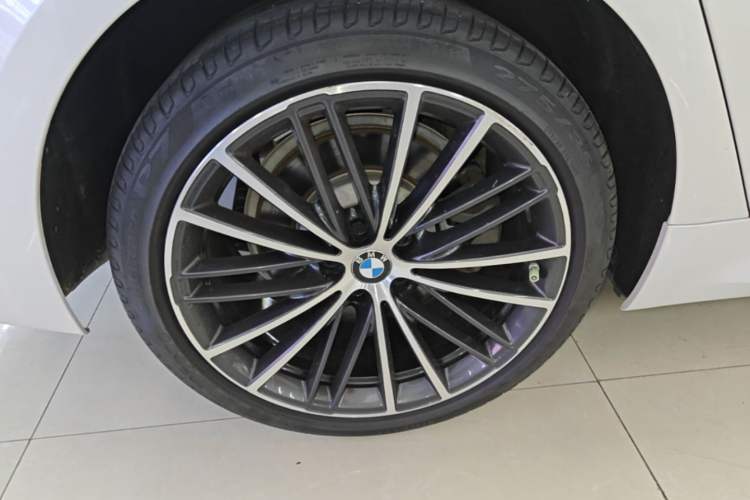 Used BMW 5 Series 2022 Restyled 530Li Leading Edition M Sport Package Right Rear Wheel Hub