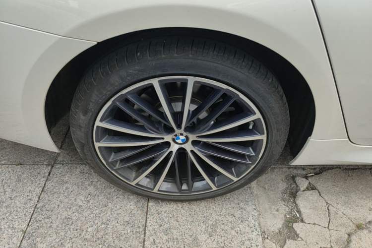Used BMW 5 Series 2022 Second Facelift 530Li Leading Edition M Sport Package Right Rear Wheel Hub