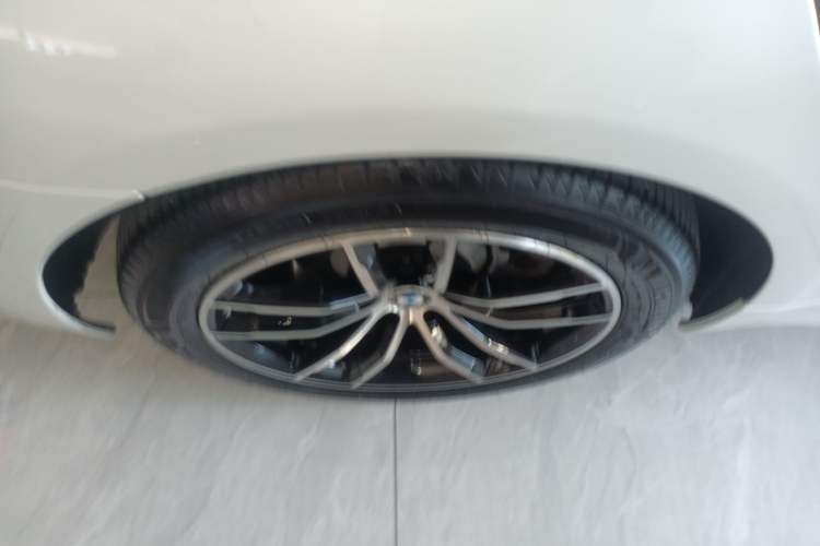 Used BMW 5 Series 2022 Second Facelift 525Li M Sport Package Right Rear Wheel Hub