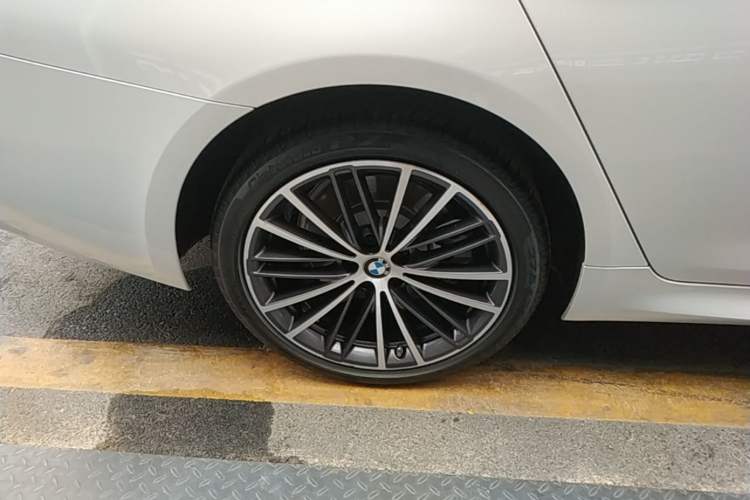 Used BMW 5 Series 2022 530Li Leading Model M Sport Package Right Rear Wheel Hub