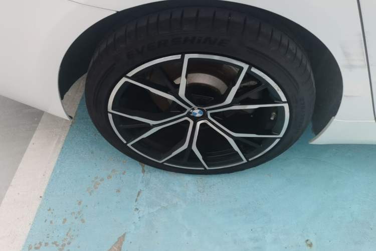 Used BMW 5 Series 2022 Updated 530Li Leading Edition Luxury Package Right Rear Wheel Hub