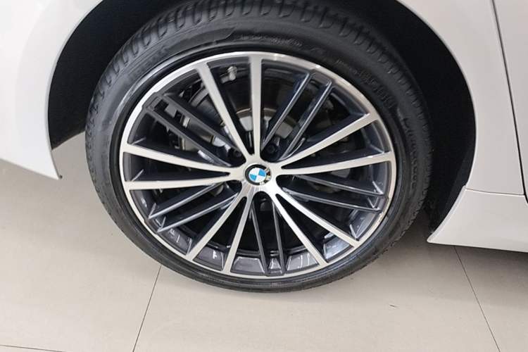Used BMW 5 Series 2022 Second Facelift 530Li Leading Edition M Sport Package Right Rear Wheel Hub