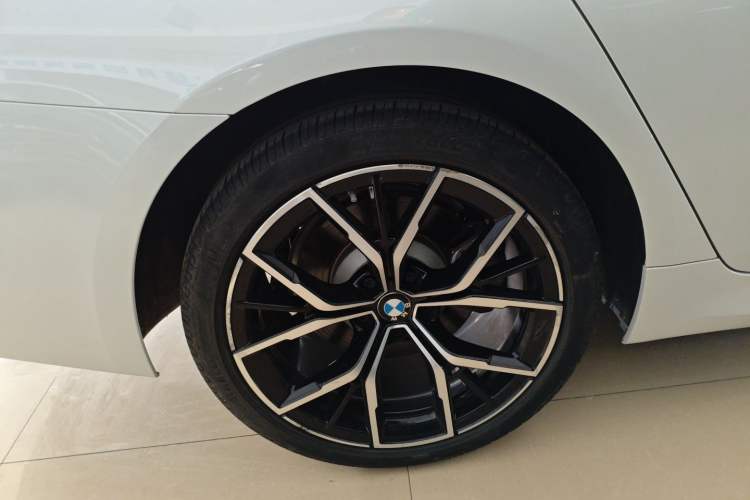 Used BMW 5 Series 2022 Revised Version 3 530Li Luxury Edition M Sport Package Right Rear Wheel Hub