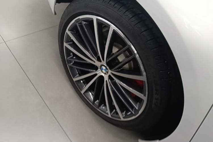 Used BMW 5 Series 2022 Second Facelift 530Li Leading Edition M Sport Package Right Rear Wheel Hub