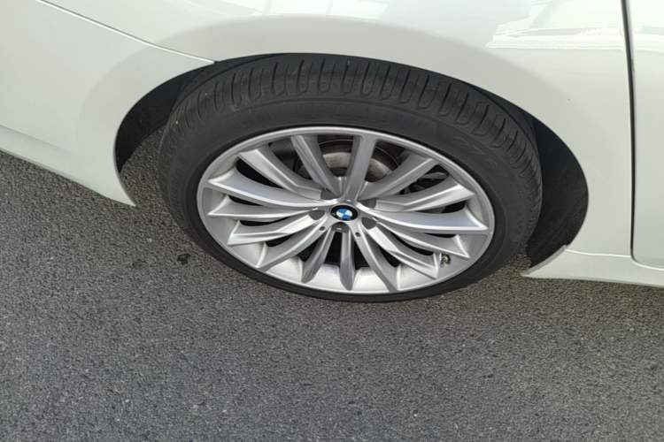 Used BMW 5 Series 2022 530Li Leading Luxury Package Right Rear Wheel Hub