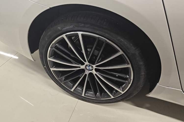 Used BMW 5 Series 2022 Restyled 530Li Leading Edition M Sport Package Right Rear Wheel Hub