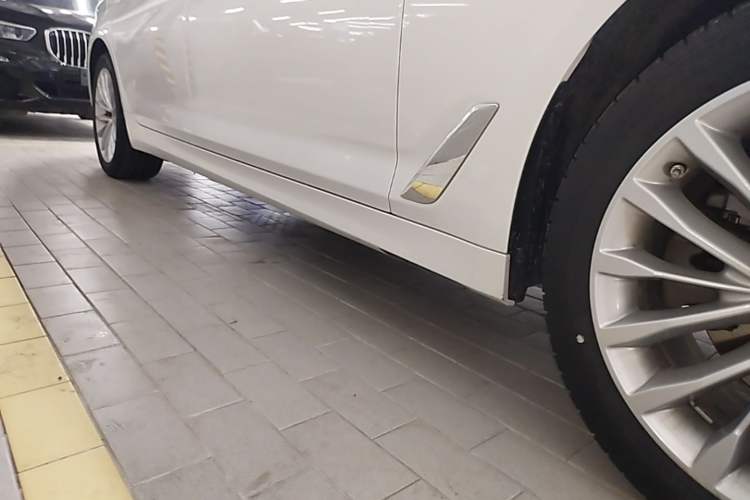 Used BMW 5 Series 2022 Second Facelift 525Li Luxury Package Right Side Sill