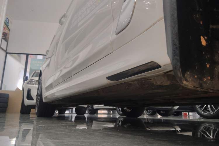 Used BMW 5 Series 2022 Restyled 525Li M Sport Package Right Side Sill