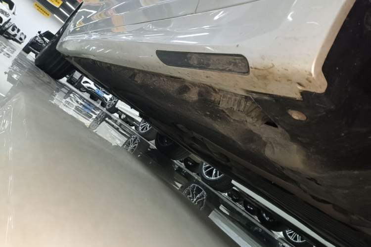 Used BMW 5 Series 2022 Second Facelift 530Li Leading Edition M Sport Package Right Side Sill