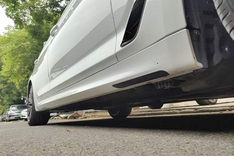 Used BMW 5 Series 2022 Second Facelift 530Li Leading Edition M Sport Package Right Side Sill