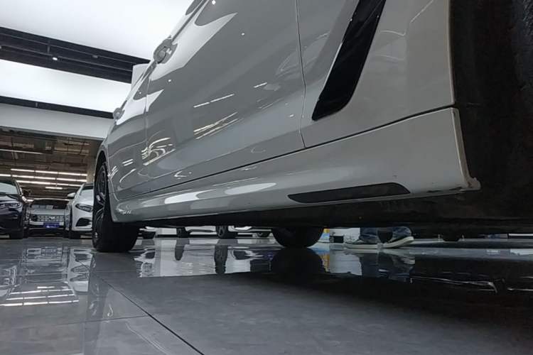 Used BMW 5 Series 2022 Second Facelift 525Li M Sport Package Right Side Sill