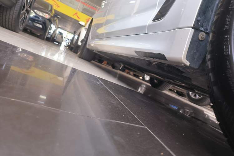 Used BMW 5 Series 2022 Restyled 525Li M Sport Package Right Side Sill