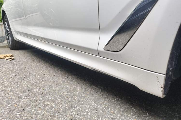 Used BMW 5 Series 2022 Second Facelift 525Li M Sport Package Right Side Sill