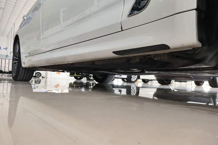 Used BMW 5 Series 2022 Second Facelift 525Li M Sport Package Right Side Sill