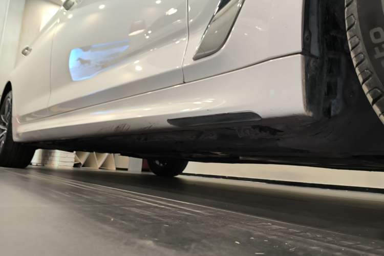 Used BMW 5 Series 2022 Restyled 525Li M Sport Package Right Side Sill