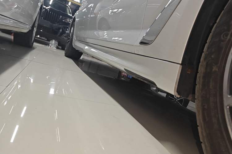 Used BMW 5 Series 2022 Restyled 530Li Leading Edition M Sport Package Right Side Sill