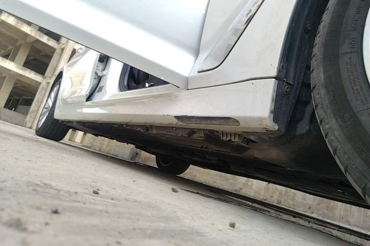 Used BMW 5 Series 2022 Second Facelift 525Li Luxury Package Right Side Sill