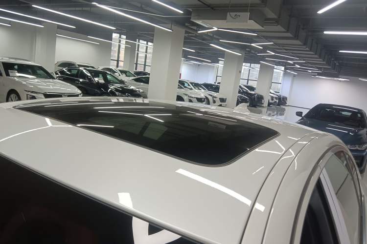 Used BMW 5 Series 2022 Second Facelift 525Li M Sport Package Roof