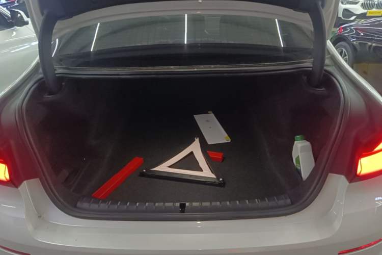 Used BMW 5 Series 2022 Updated 530Li Leading Edition Luxury Package Trunk