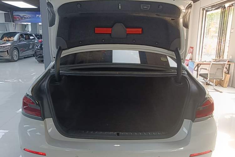 Used BMW 5 Series 2022 Second Facelift 525Li Luxury Package Trunk