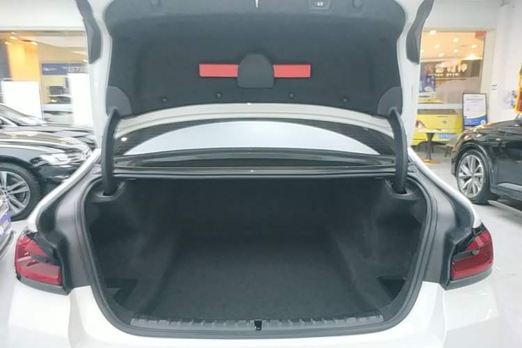 Used BMW 5 Series 2022 Second Facelift 525Li M Sport Package Trunk