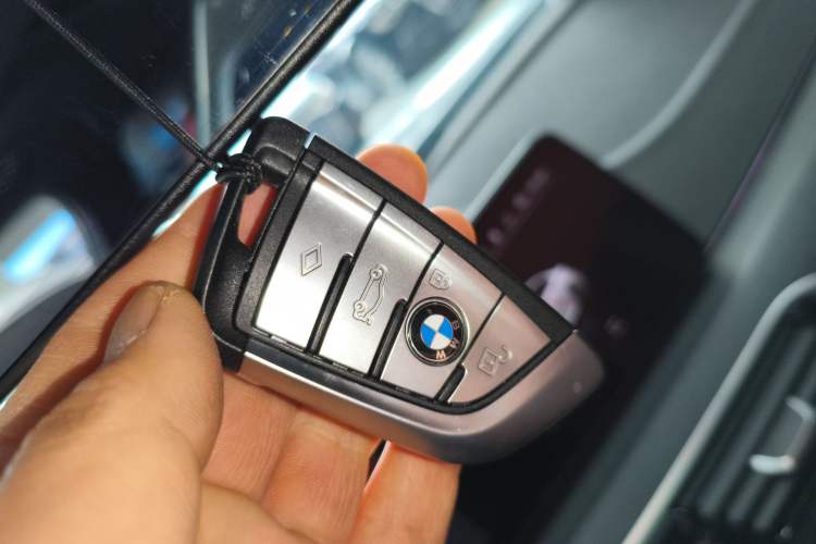 Used BMW 5 Series 2022 Restyled 530Li Leading Edition M Sport Package Vehicle Key