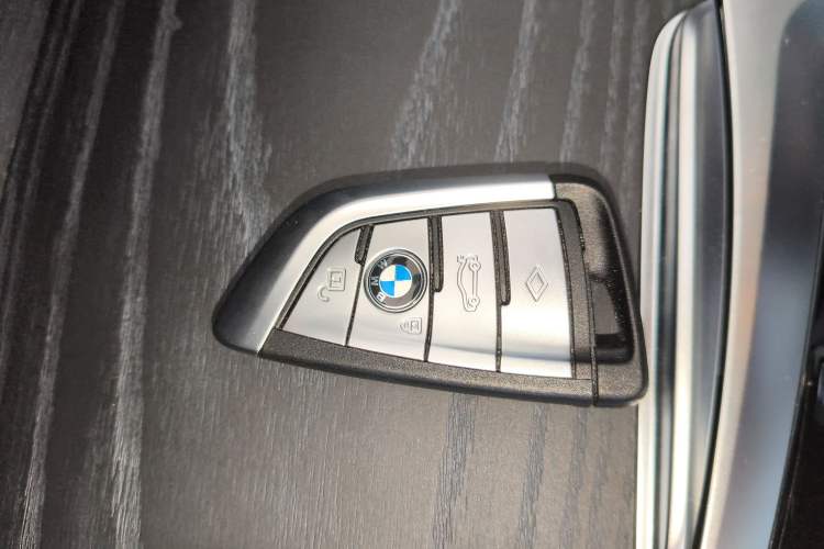 Used BMW 5 Series 2022 Second Facelift 530Li Luxury Version M Sport Package Vehicle Key