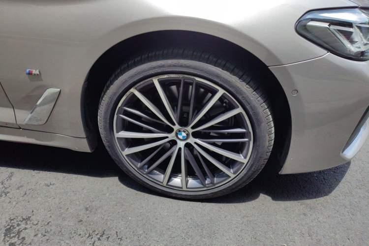 Used BMW 5 Series 2022 Updated 530Li Leading Edition Luxury Package Right Front Wheel Hub