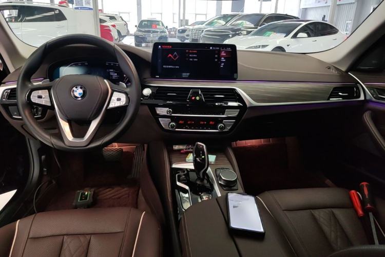 Used BMW 5 Series 2023 530Li xDrive Luxury Package Center Console