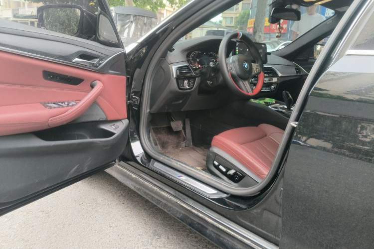Used BMW 5 Series 2023 530Li Luxury Edition M Sport Package Driver Seat