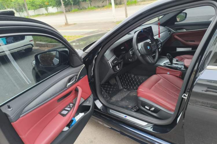 Used BMW 5 Series 2023 Restyled 530Li Leading Edition M Sport Package Driver Seat