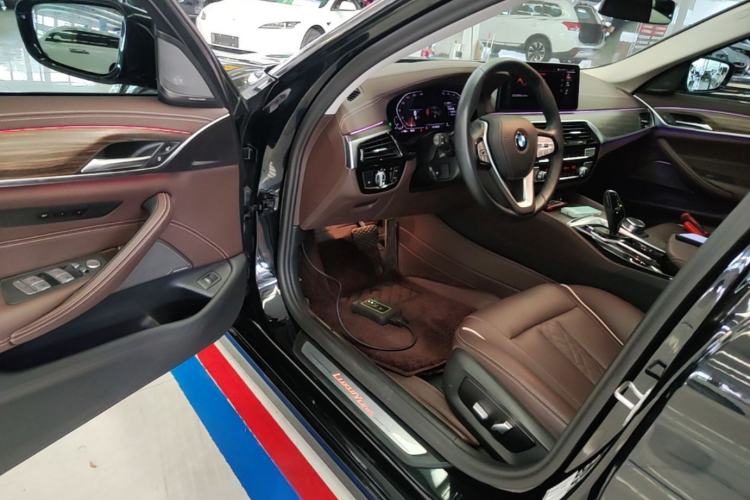 Used BMW 5 Series 2023 530Li xDrive Luxury Package Driver Seat