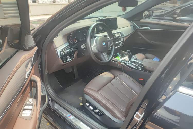 Used BMW 5 Series 2023 530Li Luxury Edition M Sport Package Driver Seat