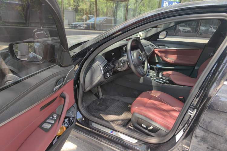 Used BMW 5 Series 2023 Restyled 530Li Leading Edition M Sport Package Driver Seat