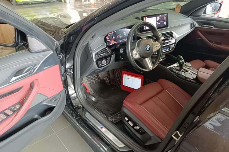 Used BMW 5 Series 2023 530Li Luxury Edition M Sport Package Driver Seat