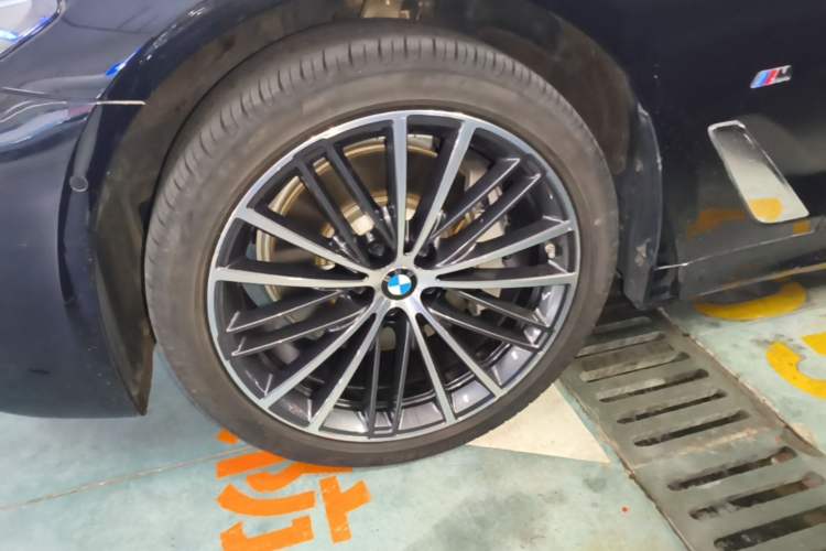 Used BMW 5 Series 2023 530Li Leading Model M Sport Package Exterior 4