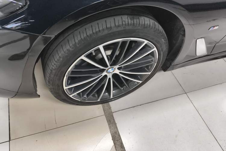 Used BMW 5 Series 2023 Restyled 530Li Leading Edition M Sport Package Exterior 4