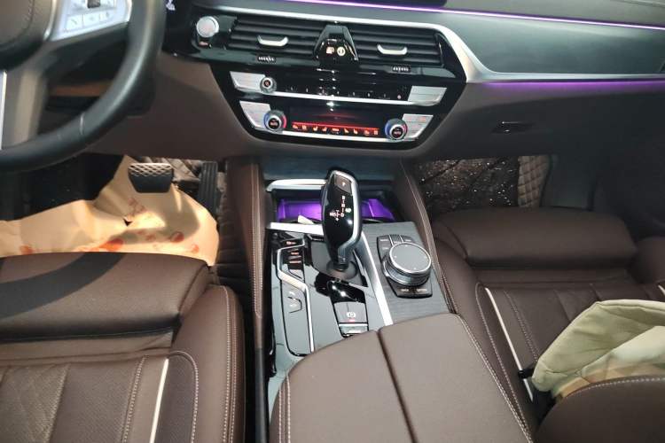 Used BMW 5 Series 2023 530Li Luxury Edition M Sport Package Gear Lever