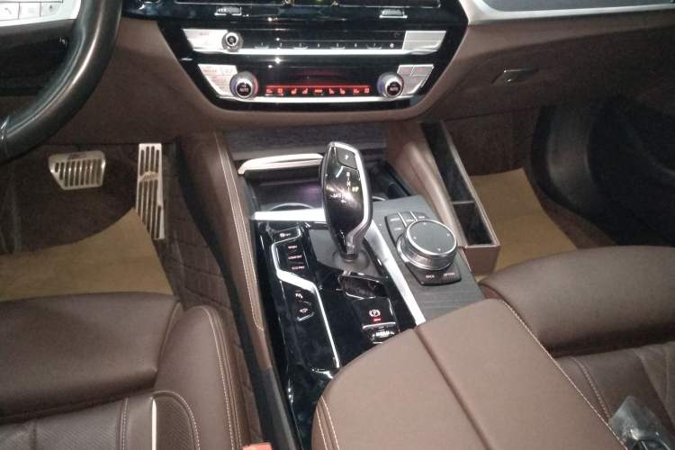 Used BMW 5 Series 2023 530Li Luxury Edition M Sport Package Gear Lever