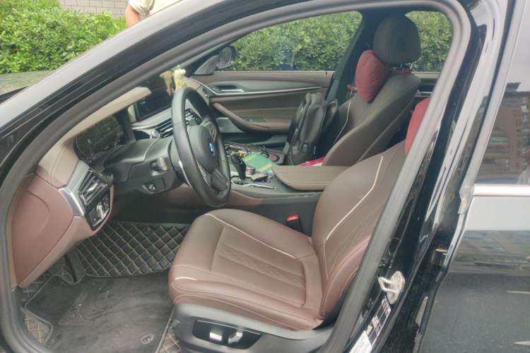 Used BMW 5 Series 2023 530Li Leading Model M Sport Package Left Front Seat
