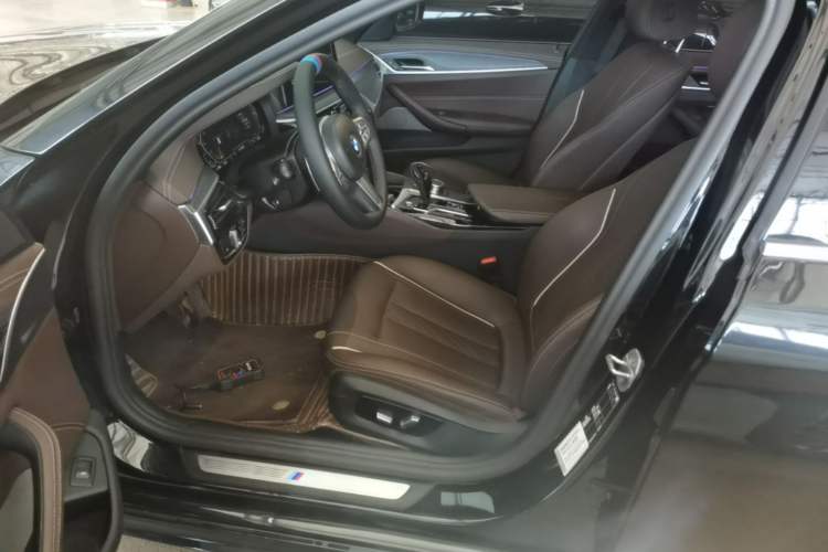 Used BMW 5 Series 2023 530Li Leading Model M Sport Package Left Front Seat