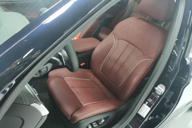 Used BMW 5 Series 2023 530Li Luxury Edition M Sport Package Left Front Seat