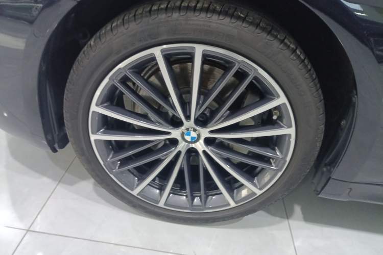 Used BMW 5 Series 2023 530Li Leading Model M Sport Package Left Front Wheel Hub
