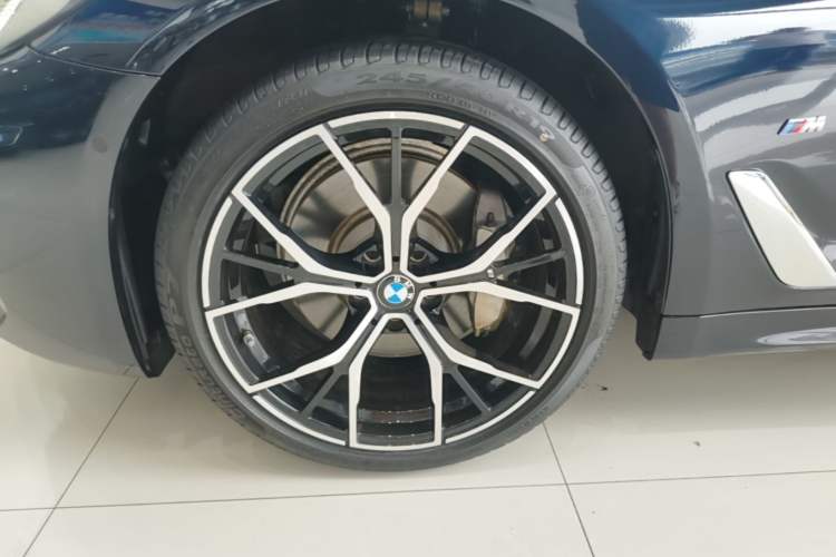 Used BMW 5 Series 2023 530Li Leading Model M Sport Package Left Front Wheel Hub