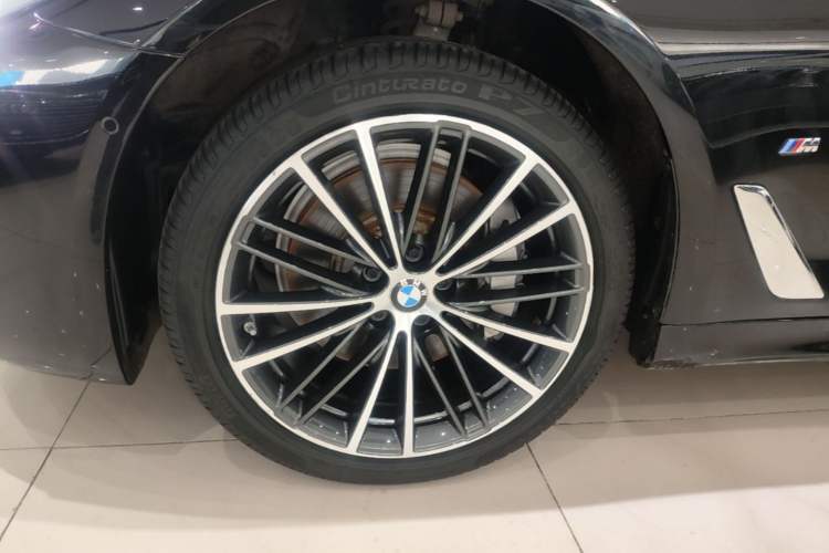 Used BMW 5 Series 2023 530Li Leading Model M Sport Package Left Front Wheel Hub