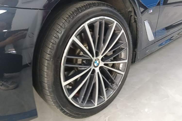 Used BMW 5 Series 2023 530Li Leading Model M Sport Package Left Front Wheel Hub