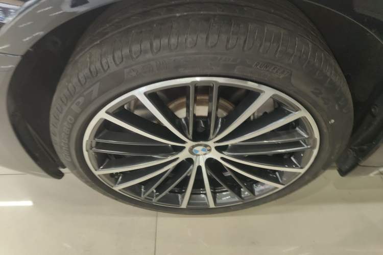 Used BMW 5 Series 2023 530Li Leading Model M Sport Package Left Front Wheel Hub