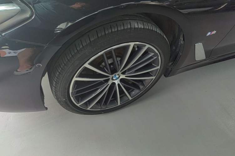 Used BMW 5 Series 2023 Restyled 530Li Leading Edition M Sport Package Left Front Wheel Hub